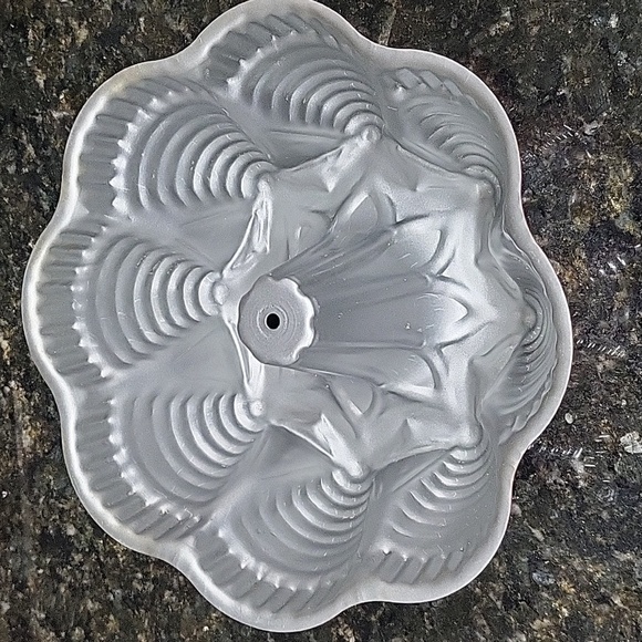 VINTAGE Nordic Ware Bundt Cake  Fiesta Metal Pan Christmas Trees & Poinsettia - Picture 3 of 5